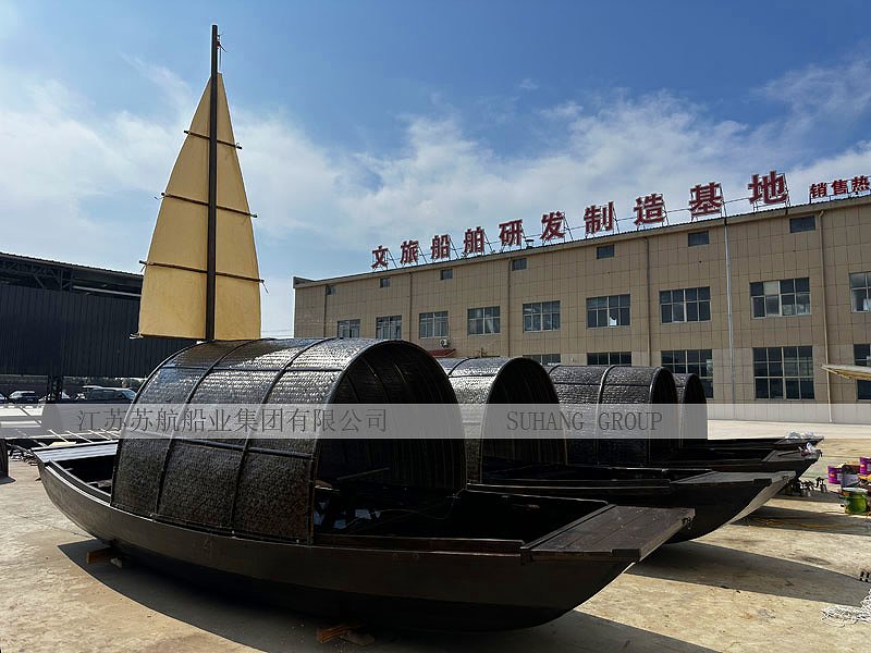 仿古带帆乌篷船